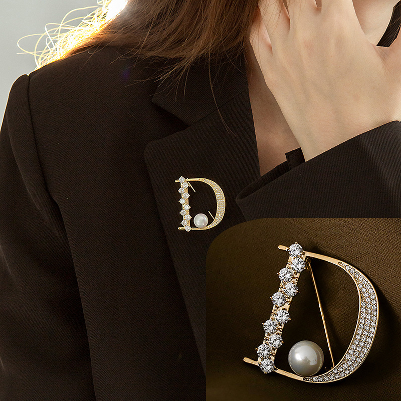 Embroidery Letter M - Broches de luxe en strass lettre