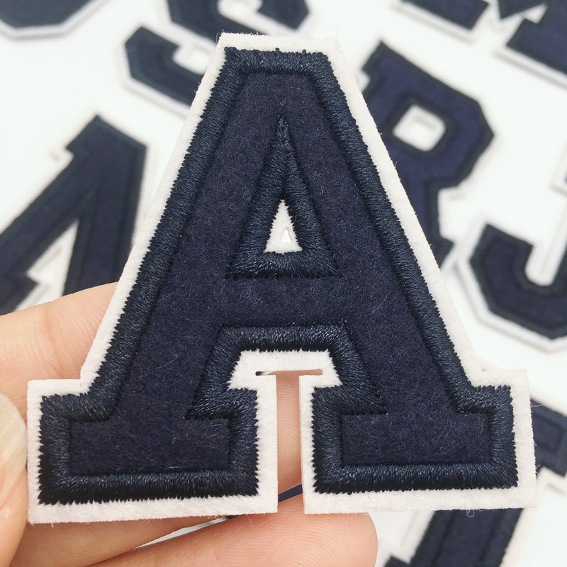 Embroidery Letter M - Patchs de broderie de lettre bleu