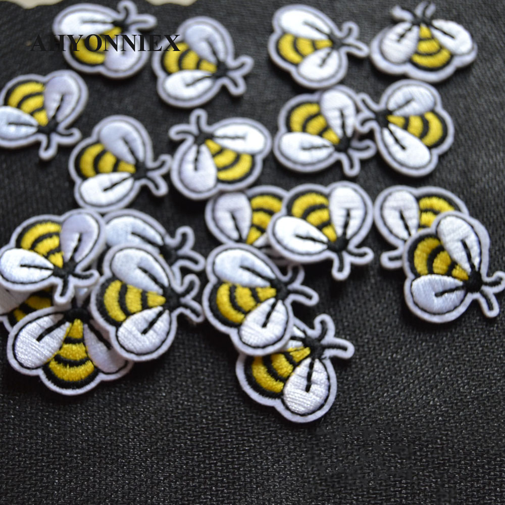 10 pièces/lot petite abeille j - Embroidery Letter M avis et prix