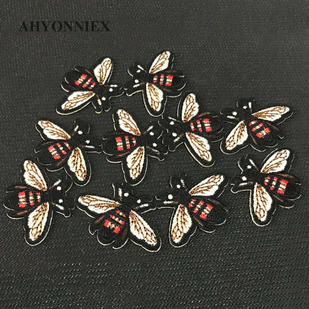 10 pièces/lot petite abeille j - Embroidery Letter M avis et prix