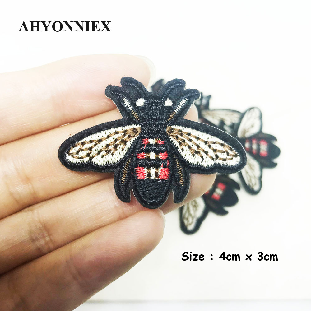 10 pièces/lot petite abeille j - Embroidery Letter M avis et prix