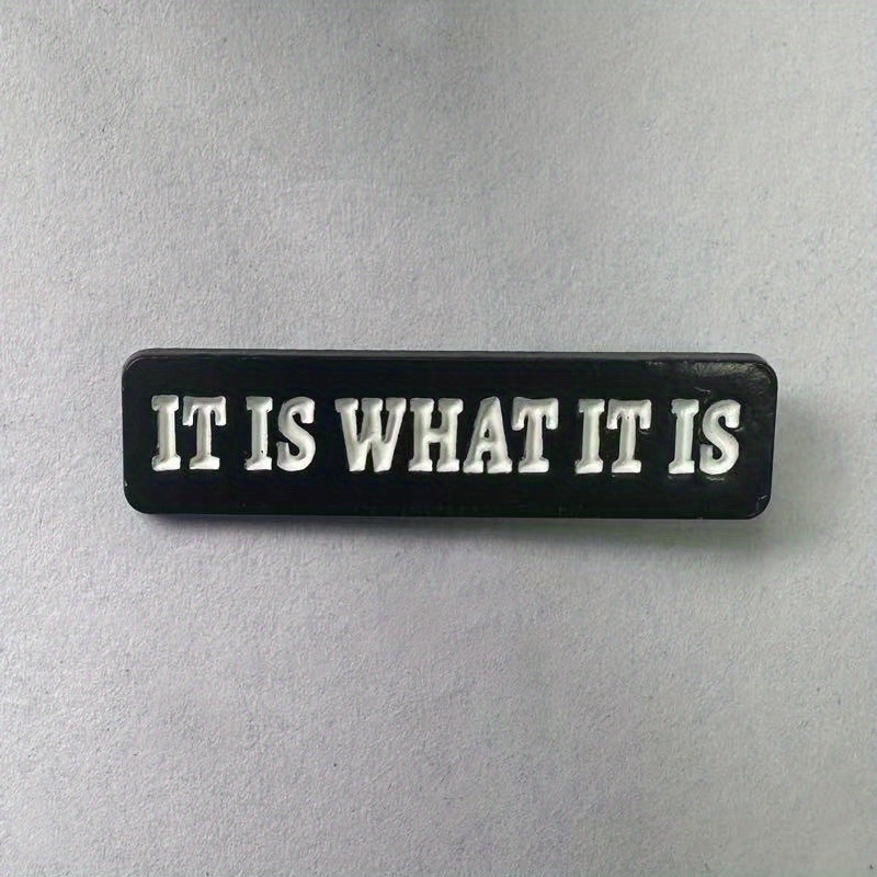 Broche avec citation de lettre - Embroidery Letter M avis et prix